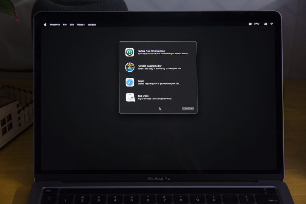 Dùng thao tác bằng tay mở macbook bị khóa firmware